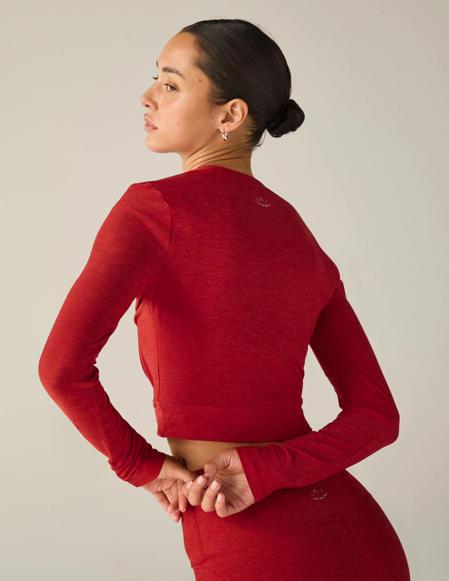 Beyond Yoga Featherweight Center Stage Cropped Long Sleeve Pullover